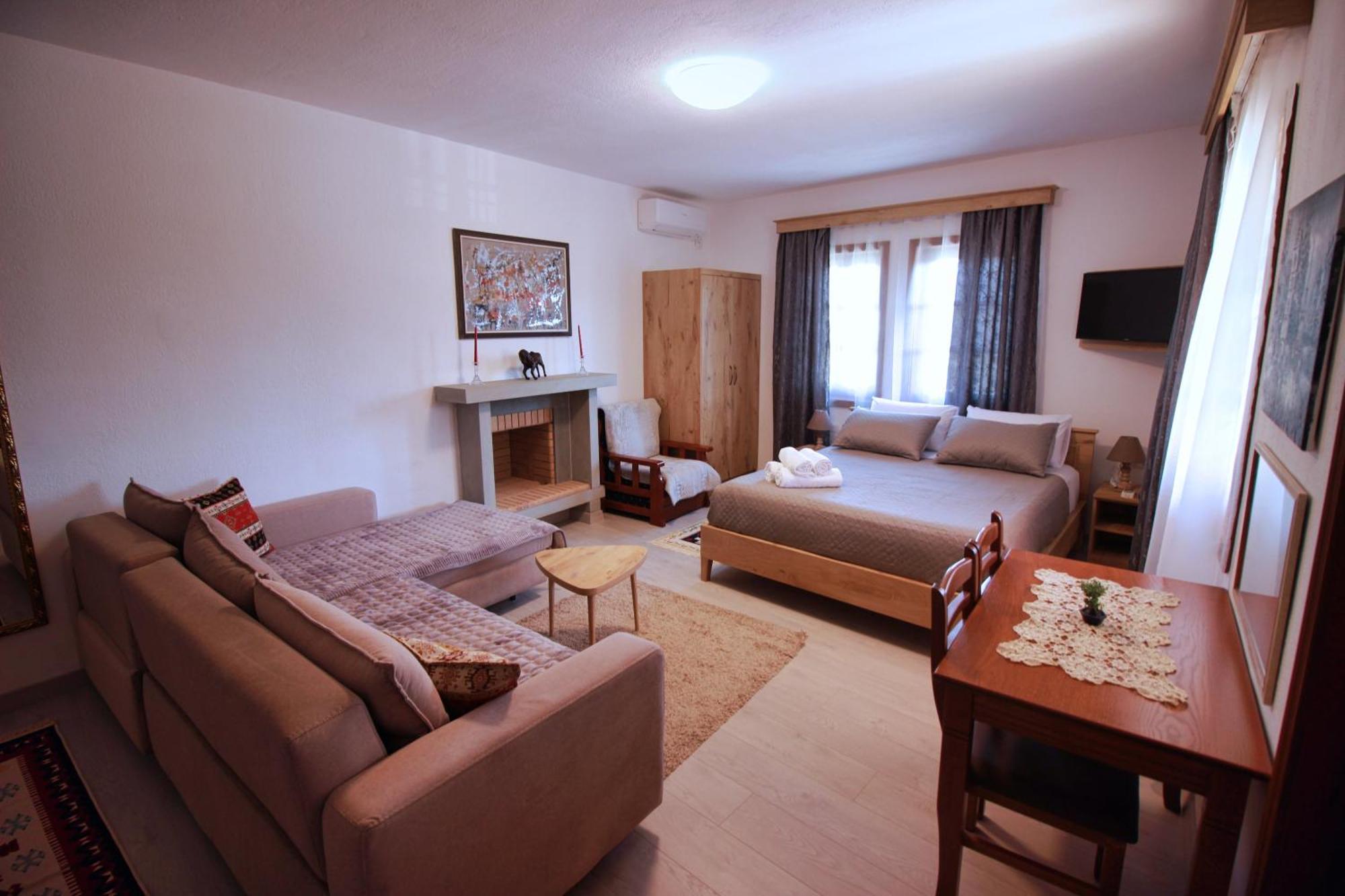 Emblematic House Apartment 4 Gjirokaster Bagian luar foto